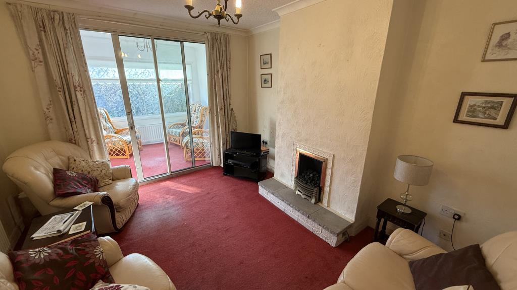 Lot: 74 - SEMI-DETACHED HOUSE WITH GARAGE IN NEED OF SOME REFURBISHMENT - Interior image of rear reception room